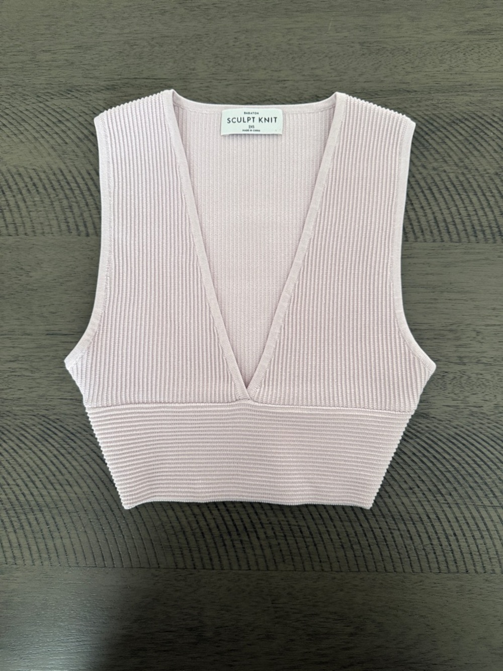 Aritzia Sculpt Knit Ribbed V-Neck Crop Top - Light Pink